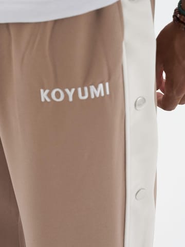 Koyumi Regular Sporthose 'Druckknöpfen  mit weißen Streifen' in Beige