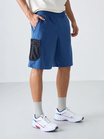 Tommy Life - Perna larga Calças cargo em azul: frente