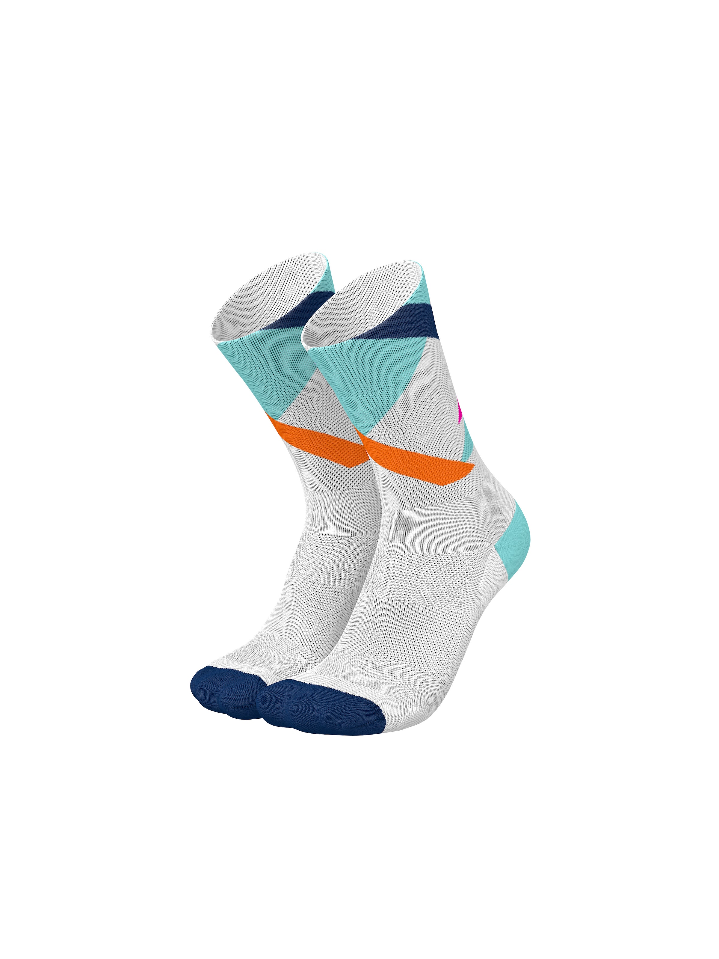 INCYLENCE Athletic Socks 'STRIKES' in White: front