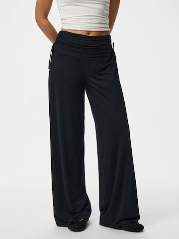 Wide Leg Pantalon 'PCRoya' PIECES en noir : devant