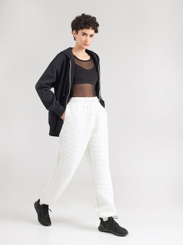 Tapered Pantaloni 'Phoenix Fleece' de la Nike Sportswear pe alb