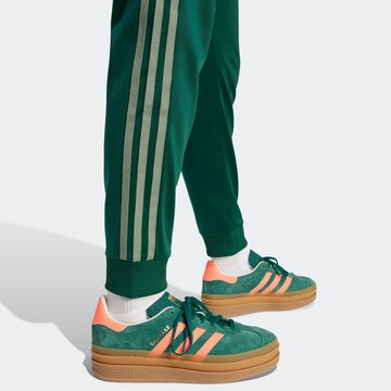 Tapered Pantaloni 'Adicolor' di ADIDAS ORIGINALS in verde