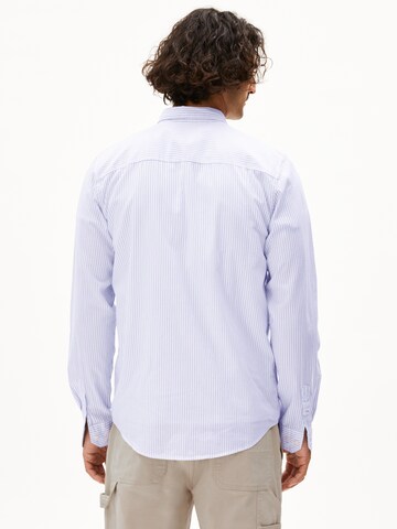 Coupe regular Chemise 'Quaasa' ARMEDANGELS en bleu