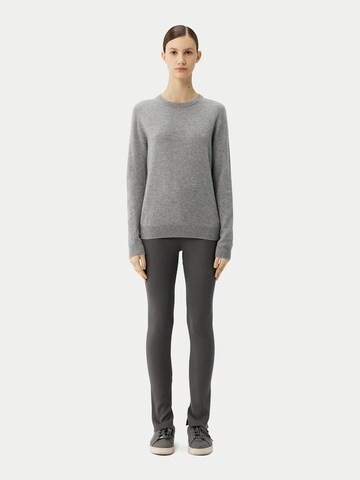 GOBI Cashmere Trui 'Women's Essential Cashmere Crewneck Sweater' in Grijs