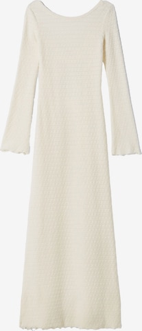 Bershka Knitted dress in White: front