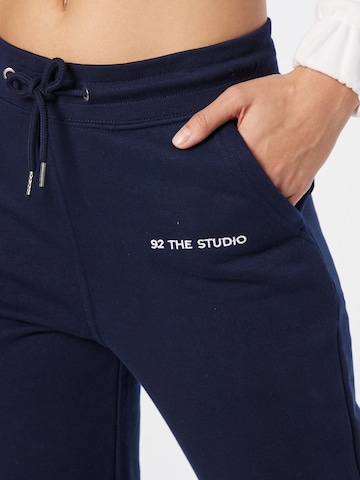 92 The Studio Tapered Broek in Blauw