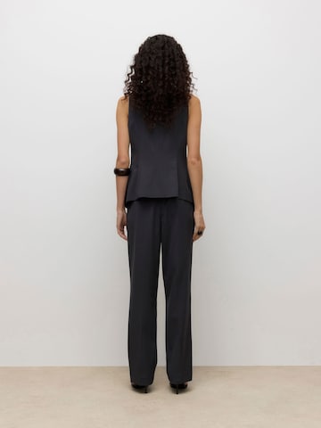 regular Pantaloni con pieghe 'Awviga' di VERO MODA in grigio