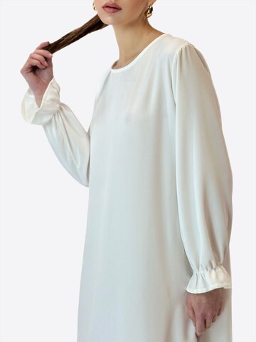 Elara Kleid in Weiß