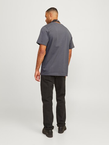 R.D.D. ROYAL DENIM DIVISION Футболка 'RDDROAD' в Серый