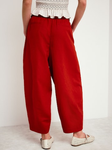 Barrel Pantaloni con pieghe di Next in rosso