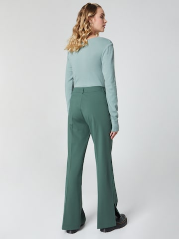 florence by mills exclusive for ABOUT YOU Bootcut Broek 'Tela' in Groen