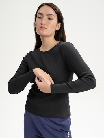 MELA T-shirt 'MEHAR' i svart