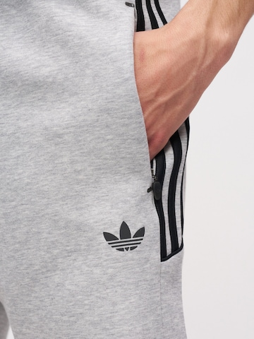 ADIDAS ORIGINALS - Loosefit Calças 'Spacer Teamgeist 26' em cinzento