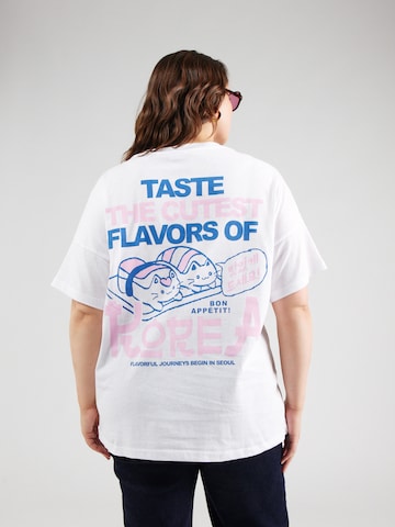 Tricou 'NMIDA RAMEN' de la Noisy May Curve pe alb: față