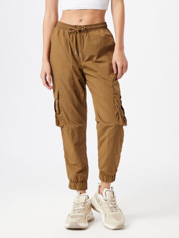 Urban Classics Tapered Cargobroek in Bruin: voorkant