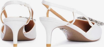 Kazar Pumps in White