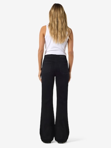 Noisy may Flared Jeans 'NMROOXY' i svart