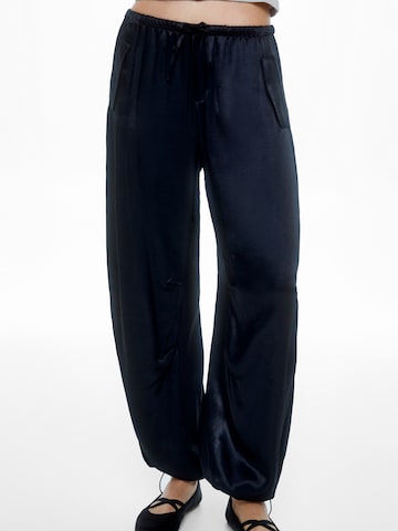 Pull&Bear Široke hlačnice Hlače | črna barva