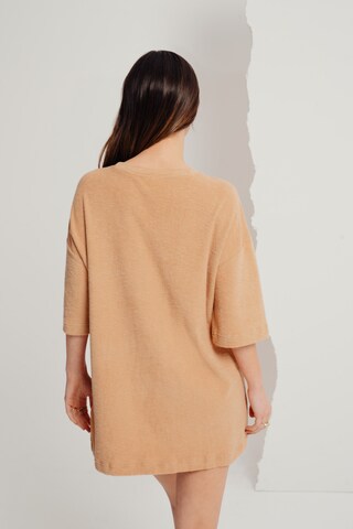 A LOT LESS - Camiseta talla grande 'Luna' en beige