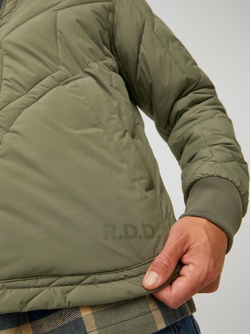 R.D.D. ROYAL DENIM DIVISION Демисезонная куртка 'BERNIE' в Зеленый