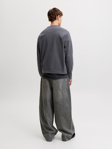JACK & JONES Суичър 'JJEArchive' в сиво
