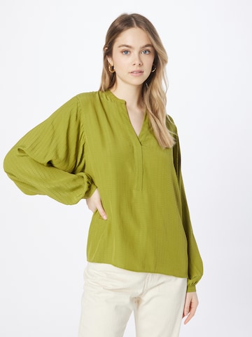 COMMA - Blusa en verde: frente