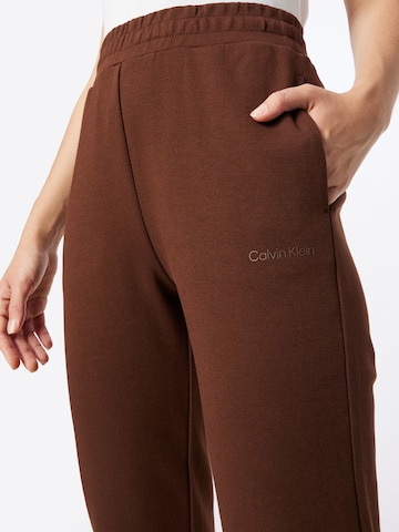 Calvin Klein Дънки Tapered Leg Панталон в кафяво