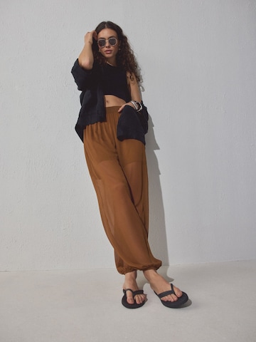 Next Ujjelválasztó-pántos szandál - fekete