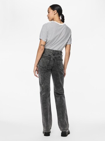 PIECES Regular Jeans 'Kelly' in Grey