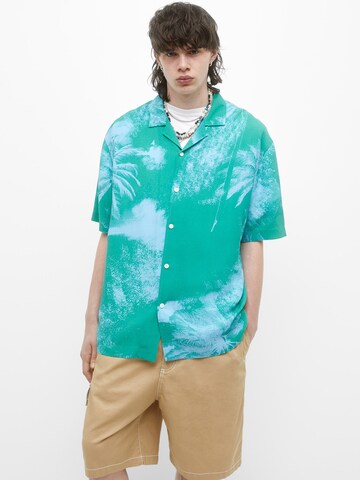 Pull&Bear Comfort fit Button Up Shirt in Green: front