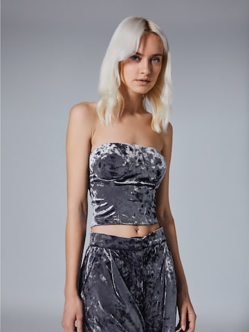 Top di 4TAILORS in grigio: frontale