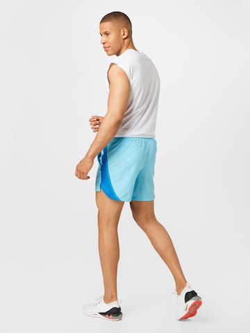 UNDER ARMOURregular Sportske hlače 'Launch' - plava boja