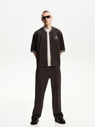 Loosefit Pantaloni di Bershka in marrone: frontale