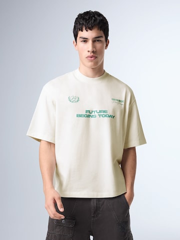 Tricou de la Bershka pe alb