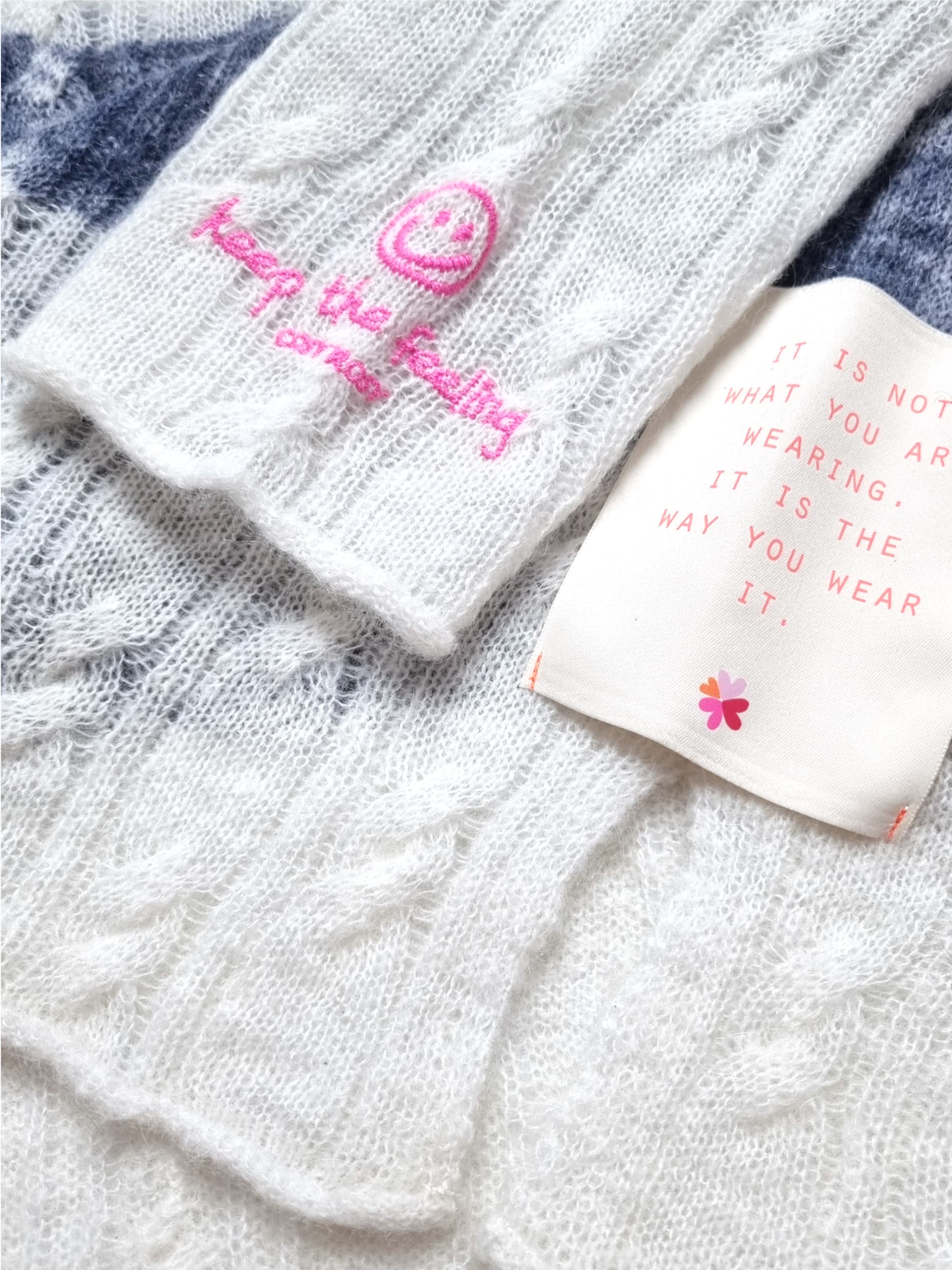 Pullover 'Strickpullover mit Streifen und Stickerei am Arm' di LIKS. Munich in blu