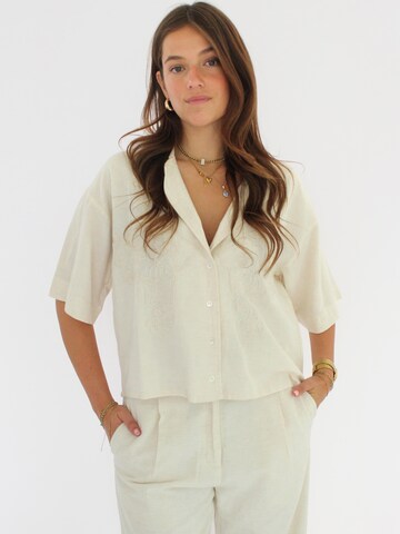 Honnête Atelier Blouse 'Clover' in Beige: front