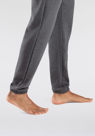 BENCH Дънки Tapered Leg Панталон в сиво