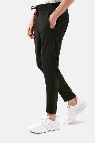 Effilé Pantalon Buratti en noir : devant