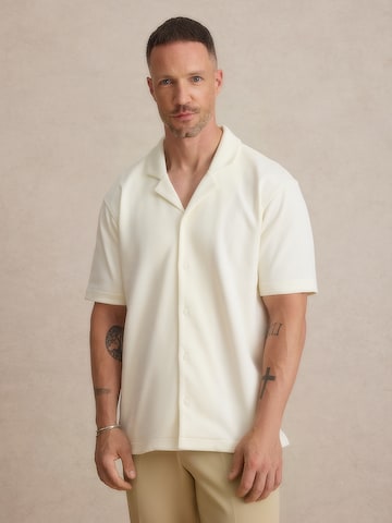 balts DAN FOX APPAREL Standarta piegriezums Krekls 'Leon': no priekšpuses