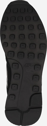 Nike Sportswear Rövid szárú sportcipők 'W INTERNATIONALIST' - fekete