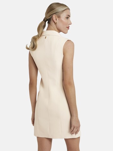 Nicowa Blazerkleid 'AWELIA', Model ist 1,78 cm und trägt Größe 34 in Weiß