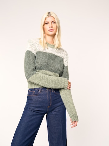 ABOUT YOU x Laura Giurcanu Sweater 'Nia' in Green: front