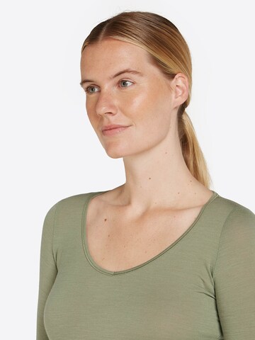 ICEBREAKER Base layer in Green