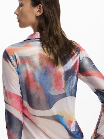 Bluză de la Desigual pe roșu