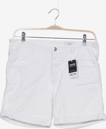 Closed Shorts in M in White: front
