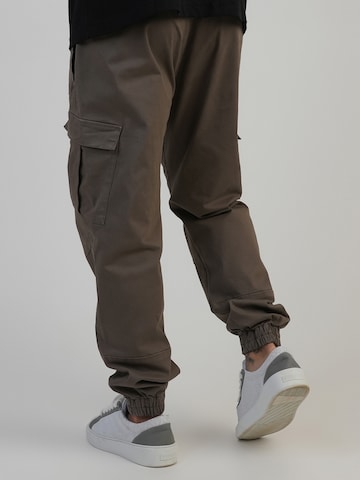 Effilé Pantalon cargo SikSilk en marron