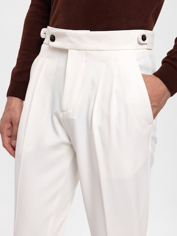 regular Pantaloni con piega frontale di Antioch in bianco