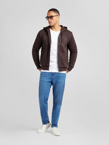 GAP - Sudadera con cremallera en marrón