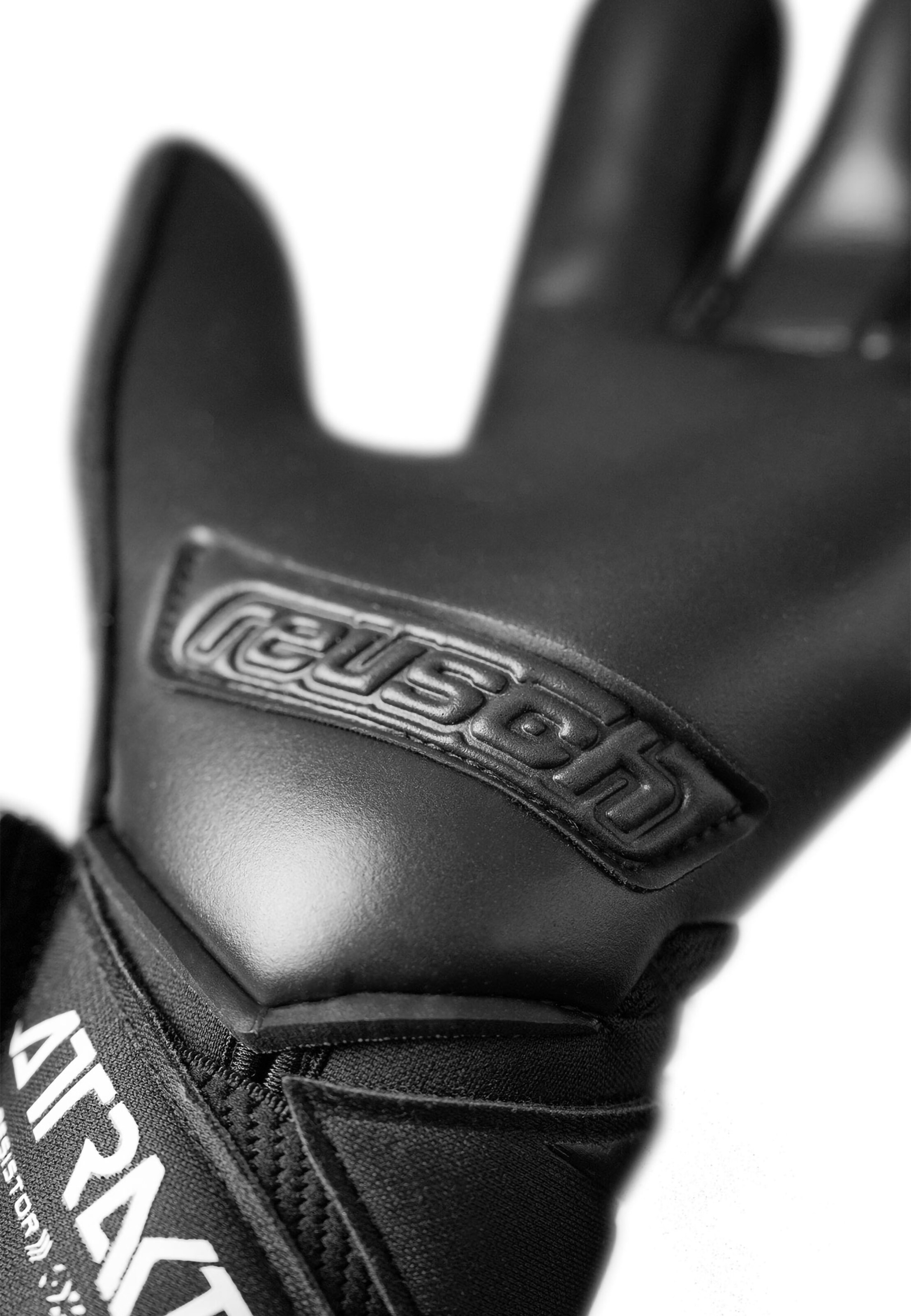 REUSCH Torwarthandschuhe 'Attrakt Infinity Resistor' in Schwarz