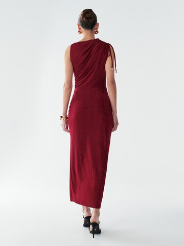 Rochie 'Eternity' de la BWLDR pe roșu: spate